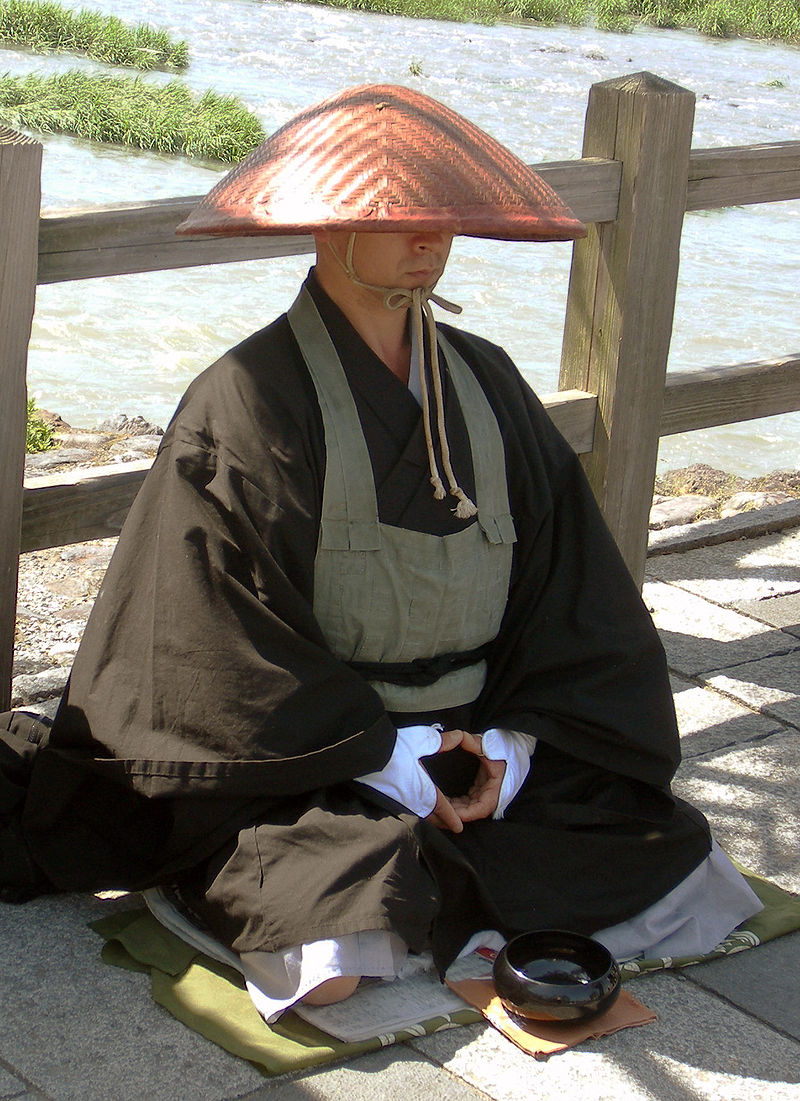 Budist japonez din secta zen Sōtō la Oigawa, Kyoto. Autor Marubatsu, sursă Wikipedia.